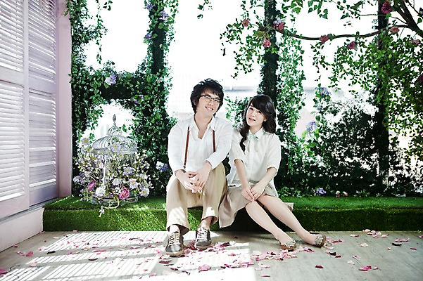 포토 JPG 주간 전신 나무 식물 커플 여자 남자 꽃잎 신부 포즈 신랑 결혼 잎 미소 웃음 사람 앉기 동양인 손짓 20대 성인 야외 두명 앞모습 한국인 커플룩 청년만 성인만 국내포토 자연요소 옷 꽃 뷰포인트 관계 모션 표정 인종 이벤트 청년 파일형식