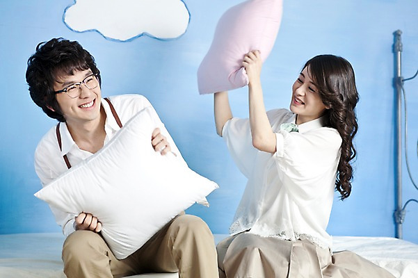 포토 JPG 커플 여자 남자 신부 포즈 신랑 결혼 쿠션 베개 실내 미소 웃음 사람 앉기 동양인 손짓 상반신 20대 성인 두명 앞모습 한국인 침대 커플룩 싸움 청년만 성인만 국내포토 옷 뷰포인트 가구 관계 침구 모션 표정 인종 이벤트 청년 내부 파일형식