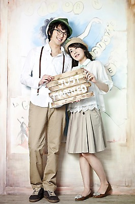 포토 JPG 전신 모자 커플 여자 남자 신부 포즈 신랑 결혼 실내 서기 미소 웃음 사람 동양인 손짓 20대 성인 두명 앞모습 팻말 한국인 표지판 커플룩 청년만 성인만 국내포토 잡화 옷 뷰포인트 관계 모션 프레임 알림판 표정 인종 이벤트 청년 내부 파일형식