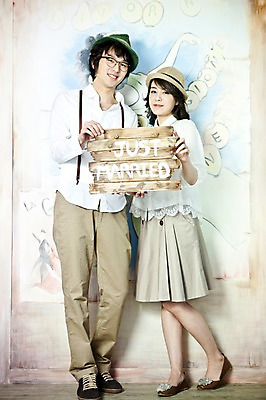 포토 JPG 전신 모자 커플 여자 남자 신부 포즈 신랑 결혼 실내 서기 미소 웃음 사람 동양인 손짓 20대 성인 두명 앞모습 팻말 한국인 표지판 커플룩 청년만 성인만 국내포토 잡화 옷 뷰포인트 관계 모션 프레임 알림판 표정 인종 이벤트 청년 내부 파일형식