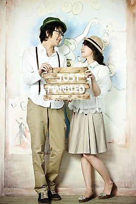 포토 JPG 전신 모자 커플 여자 남자 신부 포즈 신랑 결혼 실내 서기 미소 웃음 사람 동양인 손짓 20대 성인 두명 앞모습 팻말 한국인 표지판 커플룩 청년만 성인만 국내포토 잡화 옷 뷰포인트 관계 모션 프레임 알림판 표정 인종 이벤트 청년 내부 파일형식