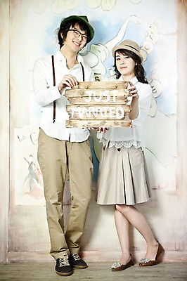 포토 JPG 전신 모자 커플 여자 남자 신부 포즈 신랑 결혼 실내 서기 미소 웃음 사람 동양인 손짓 20대 성인 두명 앞모습 팻말 한국인 표지판 커플룩 청년만 성인만 국내포토 잡화 옷 뷰포인트 관계 모션 프레임 알림판 표정 인종 이벤트 청년 내부 파일형식