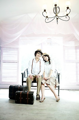포토 JPG 전신 모자 커플 여자 남자 신부 포즈 신랑 결혼 의자 가방 창문 전등 조명 실내 미소 웃음 사람 앉기 동양인 손짓 20대 성인 두명 앞모습 여행가방 한국인 커튼 커플룩 청년만 성인만 국내포토 잡화 옷 뷰포인트 가구 관계 모션 표정 인종 이벤트 청년 내부 파일형식