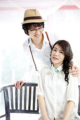 포토 JPG 모자 커플 여자 남자 신부 포즈 신랑 결혼 의자 창문 실내 서기 미소 웃음 사람 앉기 동양인 손짓 상반신 20대 성인 두명 앞모습 한국인 커플룩 청년만 성인만 국내포토 잡화 옷 뷰포인트 가구 관계 모션 표정 인종 이벤트 청년 내부 파일형식