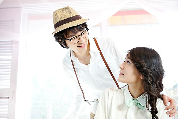 포토 JPG 모자 커플 여자 남자 신부 포즈 신랑 결혼 창문 실내 사람 동양인 손짓 상반신 20대 성인 두명 앞모습 마주보기 한국인 커튼 커플룩 청년만 성인만 국내포토 잡화 옷 뷰포인트 관계 모션 인종 이벤트 청년 내부 파일형식