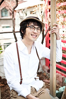 포토 JPG 주간 모자 남자 포즈 신랑 결혼 한명 미소 웃음 사람 앉기 동양인 손짓 상반신 20대 성인 야외 앞모습 한국인 남자만 남자한명만 성인남자만 청년만 청년남자만 청년남자한명만 성인한명만 성인남자한명만 성인만 국내포토 자연요소 1 잡화 뷰포인트 모션 표정 인종 이벤트 청년 파일형식