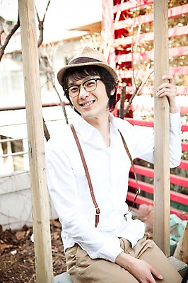 포토 JPG 주간 모자 남자 포즈 신랑 결혼 한명 미소 웃음 사람 앉기 동양인 손짓 상반신 20대 성인 야외 앞모습 한국인 남자만 남자한명만 성인남자만 청년만 청년남자만 청년남자한명만 성인한명만 성인남자한명만 성인만 국내포토 자연요소 1 잡화 뷰포인트 모션 표정 인종 이벤트 청년 파일형식