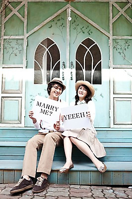 포토 JPG 주간 전신 모자 건축물 커플 여자 남자 건축 신부 포즈 신랑 결혼 프로포즈 미소 웃음 사람 앉기 동양인 손짓 20대 성인 야외 두명 건물 앞모습 문 팻말 한국인 커플룩 청년만 성인만 국내포토 자연요소 잡화 옷 뷰포인트 관계 모션 프레임 표정 인종 이벤트 청년 파일형식