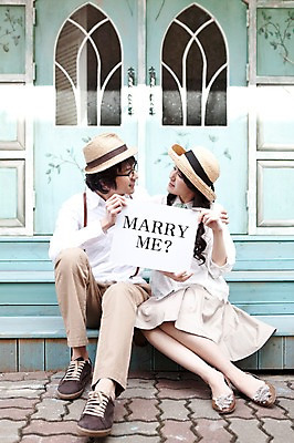 포토 JPG 주간 전신 모자 건축물 커플 여자 남자 건축 신부 포즈 신랑 결혼 프로포즈 사람 앉기 동양인 손짓 20대 성인 야외 두명 건물 옆모습 문 마주보기 팻말 한국인 커플룩 청년만 성인만 국내포토 자연요소 잡화 옷 뷰포인트 관계 모션 프레임 인종 이벤트 청년 파일형식