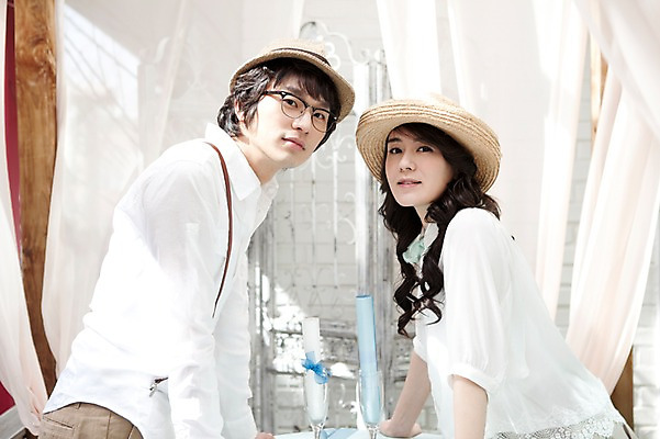 포토 JPG 모자 커플 여자 남자 신부 포즈 신랑 결혼 실내 사람 동양인 손짓 상반신 20대 성인 두명 옆모습 한국인 커튼 커플룩 청년만 성인만 국내포토 잡화 옷 뷰포인트 관계 모션 인종 이벤트 청년 내부 파일형식