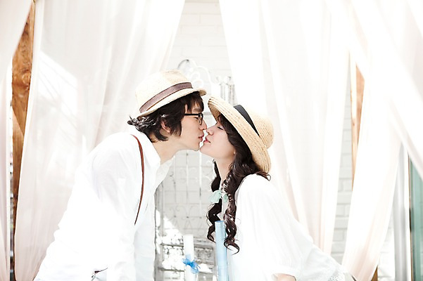 포토 JPG 모자 커플 여자 남자 신부 포즈 신랑 결혼 키스 실내 사람 동양인 손짓 상반신 20대 성인 두명 옆모습 마주보기 한국인 커튼 커플룩 청년만 성인만 국내포토 잡화 옷 뷰포인트 관계 모션 인종 이벤트 청년 내부 애정표현 파일형식