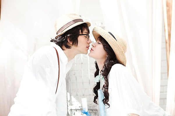 포토 JPG 모자 커플 여자 남자 신부 포즈 신랑 결혼 키스 실내 사람 동양인 손짓 상반신 20대 성인 두명 옆모습 마주보기 한국인 커튼 커플룩 청년만 성인만 국내포토 잡화 옷 뷰포인트 관계 모션 인종 이벤트 청년 내부 애정표현 파일형식