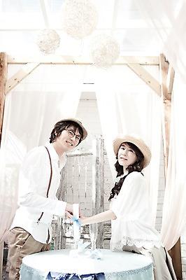 포토 JPG 모자 커플 여자 남자 신부 포즈 신랑 결혼 탁자 실내 미소 웃음 사람 동양인 손짓 상반신 20대 성인 두명 옆모습 손잡기 한국인 커튼 커플룩 청년만 성인만 국내포토 잡화 옷 뷰포인트 가구 관계 모션 표정 인종 이벤트 청년 내부 파일형식