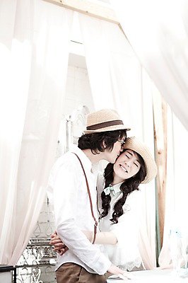 포토 JPG 모자 커플 여자 남자 신부 포즈 신랑 결혼 안기 포옹 키스 실내 사람 동양인 손짓 상반신 20대 성인 두명 한국인 커튼 커플룩 청년만 성인만 국내포토 잡화 옷 관계 모션 인종 이벤트 청년 내부 애정표현 파일형식