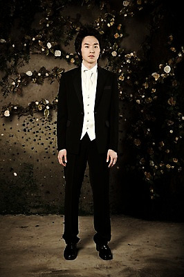 포토 JPG 전신 옷 남자 포즈 신랑 결혼 넥타이 실내 한명 서기 사람 동양인 정장 턱시도 손짓 이벤트 20대 성인 앞모습 한국인 남자만 남자한명만 성인남자만 청년만 청년남자만 청년남자한명만 성인한명만 성인남자한명만 성인만 국내포토 1 잡화 뷰포인트 모션 인종 청년 내부 파일형식