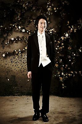 포토 JPG 전신 옷 남자 포즈 신랑 결혼 넥타이 실내 한명 서기 미소 웃음 사람 동양인 정장 턱시도 손짓 이벤트 20대 성인 앞모습 한국인 남자만 남자한명만 성인남자만 청년만 청년남자만 청년남자한명만 성인한명만 성인남자한명만 성인만 국내포토 1 잡화 뷰포인트 모션 표정 인종 청년 내부 파일형식