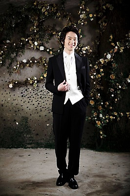 포토 JPG 전신 옷 남자 포즈 신랑 결혼 넥타이 실내 한명 서기 미소 웃음 사람 동양인 정장 턱시도 손짓 이벤트 20대 성인 앞모습 한국인 남자만 남자한명만 성인남자만 청년만 청년남자만 청년남자한명만 성인한명만 성인남자한명만 성인만 국내포토 1 잡화 뷰포인트 모션 표정 인종 청년 내부 파일형식