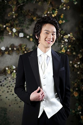 포토 JPG 옷 남자 포즈 신랑 결혼 넥타이 실내 한명 서기 미소 웃음 사람 동양인 정장 턱시도 손짓 이벤트 상반신 20대 성인 앞모습 한국인 남자만 남자한명만 성인남자만 청년만 청년남자만 청년남자한명만 성인한명만 성인남자한명만 성인만 국내포토 1 잡화 뷰포인트 모션 표정 인종 청년 내부 파일형식