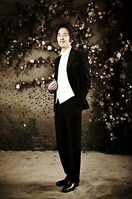 포토 JPG 전신 옷 남자 포즈 신랑 결혼 넥타이 실내 한명 서기 미소 웃음 사람 동양인 정장 턱시도 손짓 이벤트 20대 성인 앞모습 한국인 남자만 남자한명만 성인남자만 청년만 청년남자만 청년남자한명만 성인한명만 성인남자한명만 성인만 국내포토 1 잡화 뷰포인트 모션 표정 인종 청년 내부 파일형식