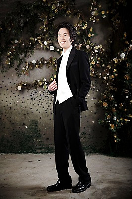 포토 JPG 전신 옷 남자 포즈 신랑 결혼 넥타이 실내 한명 서기 미소 웃음 사람 동양인 정장 턱시도 손짓 이벤트 20대 성인 앞모습 한국인 남자만 남자한명만 성인남자만 청년만 청년남자만 청년남자한명만 성인한명만 성인남자한명만 성인만 국내포토 1 잡화 뷰포인트 모션 표정 인종 청년 내부 파일형식