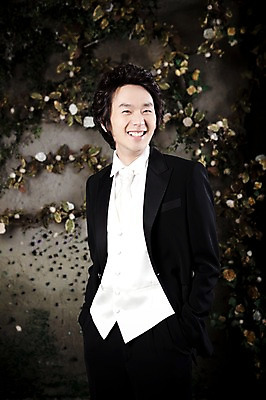 포토 JPG 옷 남자 포즈 신랑 결혼 넥타이 실내 한명 서기 미소 웃음 사람 동양인 정장 턱시도 손짓 이벤트 상반신 20대 성인 앞모습 한국인 남자만 남자한명만 성인남자만 청년만 청년남자만 청년남자한명만 성인한명만 성인남자한명만 성인만 국내포토 1 잡화 뷰포인트 모션 표정 인종 청년 내부 파일형식