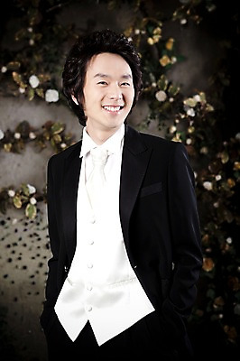 포토 JPG 옷 남자 포즈 신랑 결혼 넥타이 실내 한명 서기 미소 웃음 사람 동양인 정장 턱시도 손짓 이벤트 상반신 20대 성인 앞모습 한국인 남자만 남자한명만 성인남자만 청년만 청년남자만 청년남자한명만 성인한명만 성인남자한명만 성인만 국내포토 1 잡화 뷰포인트 모션 표정 인종 청년 내부 파일형식