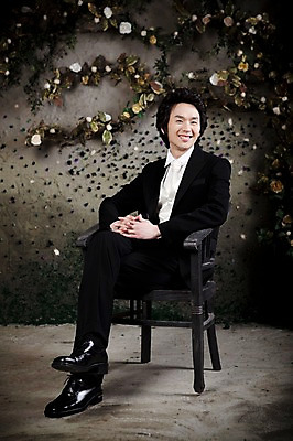 포토 JPG 전신 옷 남자 포즈 신랑 결혼 의자 넥타이 실내 한명 미소 웃음 사람 앉기 동양인 정장 턱시도 손짓 이벤트 20대 성인 앞모습 한국인 남자만 남자한명만 성인남자만 청년만 청년남자만 청년남자한명만 성인한명만 성인남자한명만 성인만 국내포토 1 잡화 뷰포인트 가구 모션 표정 인종 청년 내부 파일형식