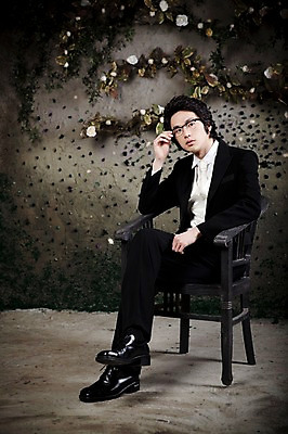 포토 JPG 전신 옷 남자 포즈 신랑 결혼 의자 넥타이 실내 한명 사람 앉기 동양인 정장 턱시도 손짓 이벤트 20대 성인 앞모습 한국인 남자만 남자한명만 성인남자만 청년만 청년남자만 청년남자한명만 성인한명만 성인남자한명만 성인만 국내포토 1 잡화 뷰포인트 가구 모션 인종 청년 내부 파일형식