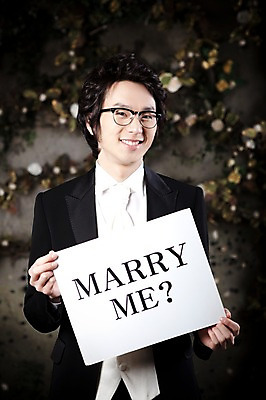 포토 JPG 옷 남자 포즈 신랑 결혼 프로포즈 넥타이 실내 한명 서기 미소 웃음 사람 동양인 정장 턱시도 손짓 이벤트 상반신 20대 성인 앞모습 팻말 한국인 남자만 남자한명만 성인남자만 청년만 청년남자만 청년남자한명만 성인한명만 성인남자한명만 성인만 국내포토 1 잡화 뷰포인트 모션 프레임 표정 인종 청년 내부 파일형식