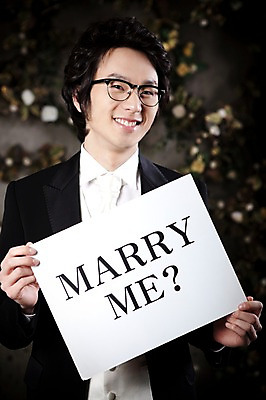 포토 JPG 옷 남자 포즈 신랑 결혼 프로포즈 넥타이 실내 한명 서기 미소 웃음 사람 동양인 정장 턱시도 손짓 이벤트 상반신 20대 성인 앞모습 팻말 한국인 남자만 남자한명만 성인남자만 청년만 청년남자만 청년남자한명만 성인한명만 성인남자한명만 성인만 국내포토 1 잡화 뷰포인트 모션 프레임 표정 인종 청년 내부 파일형식