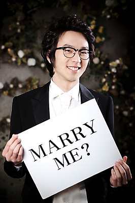 포토 JPG 옷 남자 포즈 신랑 결혼 프로포즈 넥타이 실내 한명 서기 미소 웃음 사람 동양인 정장 턱시도 손짓 이벤트 상반신 20대 성인 앞모습 팻말 한국인 남자만 남자한명만 성인남자만 청년만 청년남자만 청년남자한명만 성인한명만 성인남자한명만 성인만 국내포토 1 잡화 뷰포인트 모션 프레임 표정 인종 청년 내부 파일형식