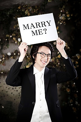 포토 JPG 옷 남자 포즈 신랑 결혼 프로포즈 넥타이 실내 한명 서기 미소 웃음 사람 동양인 정장 턱시도 손짓 이벤트 상반신 20대 성인 앞모습 팻말 한국인 남자만 남자한명만 성인남자만 청년만 청년남자만 청년남자한명만 성인한명만 성인남자한명만 성인만 국내포토 1 잡화 뷰포인트 모션 프레임 표정 인종 청년 내부 파일형식