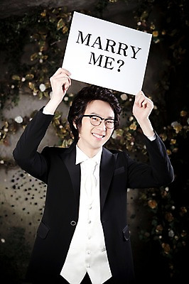 포토 JPG 옷 남자 포즈 신랑 결혼 프로포즈 넥타이 실내 한명 서기 미소 웃음 사람 동양인 정장 턱시도 손짓 이벤트 상반신 20대 성인 앞모습 팻말 한국인 남자만 남자한명만 성인남자만 청년만 청년남자만 청년남자한명만 성인한명만 성인남자한명만 성인만 국내포토 1 잡화 뷰포인트 모션 프레임 표정 인종 청년 내부 파일형식