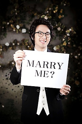 포토 JPG 옷 남자 포즈 신랑 결혼 프로포즈 넥타이 실내 한명 서기 미소 웃음 사람 동양인 정장 턱시도 손짓 이벤트 상반신 20대 성인 앞모습 팻말 한국인 남자만 남자한명만 성인남자만 청년만 청년남자만 청년남자한명만 성인한명만 성인남자한명만 성인만 국내포토 1 잡화 뷰포인트 모션 프레임 표정 인종 청년 내부 파일형식