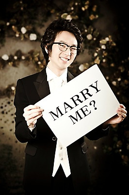 포토 JPG 옷 남자 포즈 신랑 결혼 프로포즈 넥타이 실내 한명 서기 미소 웃음 사람 동양인 정장 턱시도 손짓 이벤트 상반신 20대 성인 앞모습 팻말 한국인 남자만 남자한명만 성인남자만 청년만 청년남자만 청년남자한명만 성인한명만 성인남자한명만 성인만 국내포토 1 잡화 뷰포인트 모션 프레임 표정 인종 청년 내부 파일형식