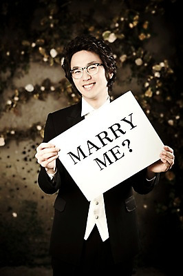 포토 JPG 옷 남자 포즈 신랑 결혼 프로포즈 넥타이 실내 한명 서기 미소 웃음 사람 동양인 정장 턱시도 손짓 이벤트 상반신 20대 성인 앞모습 팻말 한국인 남자만 남자한명만 성인남자만 청년만 청년남자만 청년남자한명만 성인한명만 성인남자한명만 성인만 국내포토 1 잡화 뷰포인트 모션 프레임 표정 인종 청년 내부 파일형식