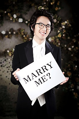 포토 JPG 옷 남자 포즈 신랑 결혼 프로포즈 넥타이 실내 한명 서기 미소 웃음 사람 동양인 정장 턱시도 손짓 이벤트 상반신 20대 성인 앞모습 팻말 한국인 남자만 남자한명만 성인남자만 청년만 청년남자만 청년남자한명만 성인한명만 성인남자한명만 성인만 국내포토 1 잡화 뷰포인트 모션 프레임 표정 인종 청년 내부 파일형식