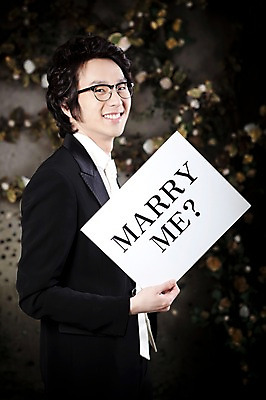 포토 JPG 옷 남자 포즈 신랑 결혼 프로포즈 넥타이 실내 한명 서기 미소 웃음 사람 동양인 정장 턱시도 손짓 이벤트 상반신 20대 성인 팻말 한국인 남자만 남자한명만 성인남자만 청년만 청년남자만 청년남자한명만 성인한명만 성인남자한명만 성인만 국내포토 1 잡화 모션 프레임 표정 인종 청년 내부 파일형식