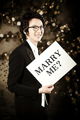 포토 JPG 옷 남자 포즈 신랑 결혼 프로포즈 넥타이 실내 한명 서기 미소 웃음 사람 동양인 정장 턱시도 손짓 이벤트 상반신 20대 성인 팻말 한국인 남자만 남자한명만 성인남자만 청년만 청년남자만 청년남자한명만 성인한명만 성인남자한명만 성인만 국내포토 1 잡화 모션 프레임 표정 인종 청년 내부 파일형식