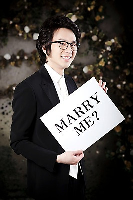 포토 JPG 옷 남자 포즈 신랑 결혼 프로포즈 넥타이 실내 한명 서기 미소 웃음 사람 동양인 정장 턱시도 손짓 이벤트 상반신 20대 성인 팻말 한국인 남자만 남자한명만 성인남자만 청년만 청년남자만 청년남자한명만 성인한명만 성인남자한명만 성인만 국내포토 1 잡화 모션 프레임 표정 인종 청년 내부 파일형식