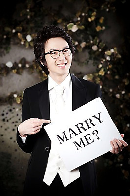 포토 JPG 옷 남자 포즈 신랑 결혼 프로포즈 넥타이 실내 한명 서기 미소 웃음 사람 동양인 정장 턱시도 손짓 이벤트 상반신 20대 성인 앞모습 팻말 한국인 남자만 남자한명만 성인남자만 청년만 청년남자만 청년남자한명만 성인한명만 성인남자한명만 성인만 국내포토 1 잡화 뷰포인트 모션 프레임 표정 인종 청년 내부 파일형식