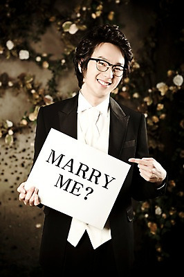 포토 JPG 옷 남자 포즈 신랑 결혼 프로포즈 넥타이 실내 한명 서기 미소 웃음 사람 동양인 정장 턱시도 손짓 이벤트 상반신 20대 성인 앞모습 팻말 한국인 남자만 남자한명만 성인남자만 청년만 청년남자만 청년남자한명만 성인한명만 성인남자한명만 성인만 국내포토 1 잡화 뷰포인트 모션 프레임 표정 인종 청년 내부 파일형식