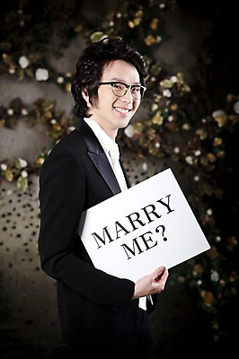 포토 JPG 옷 남자 포즈 신랑 결혼 프로포즈 넥타이 실내 한명 서기 미소 웃음 사람 동양인 정장 턱시도 손짓 이벤트 상반신 20대 성인 옆모습 팻말 한국인 남자만 남자한명만 성인남자만 청년만 청년남자만 청년남자한명만 성인한명만 성인남자한명만 성인만 국내포토 1 잡화 뷰포인트 모션 프레임 표정 인종 청년 내부 파일형식