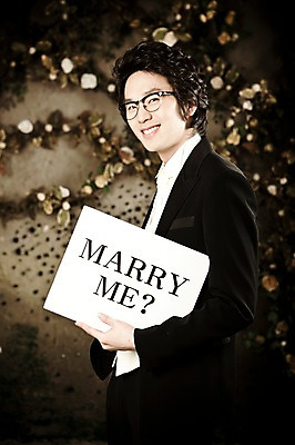 포토 JPG 옷 남자 포즈 신랑 결혼 프로포즈 넥타이 실내 한명 서기 미소 웃음 사람 동양인 정장 턱시도 손짓 이벤트 상반신 20대 성인 옆모습 팻말 한국인 남자만 남자한명만 성인남자만 청년만 청년남자만 청년남자한명만 성인한명만 성인남자한명만 성인만 국내포토 1 잡화 뷰포인트 모션 프레임 표정 인종 청년 내부 파일형식