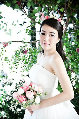 포토 JPG 나무 식물 드레스 옷 여자 기념일 꽃 신부 부케 웨딩드레스 포즈 결혼 잎 장신구 나뭇잎 실내 한명 서기 미소 웃음 사람 동양인 손짓 이벤트 상반신 20대 성인 옆모습 귀걸이 화관 한국인 보석 머리장식 여자만 여자한명만 성인여자만 청년만 청년여자만 성인한명만 청년여자한명만 성인여자한명만 성인만 국내포토 1 뷰포인트 꽃다발 모션 표정 인종 청년 내부 장식 광석 파일형식