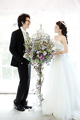 포토 JPG 전신 식물 커플 드레스 여자 남자 꽃 신부 웨딩드레스 포즈 신랑 결혼 장신구 결혼식 넥타이 실내 서기 미소 웃음 사람 동양인 정장 손짓 이벤트 20대 성인 두명 옆모습 장식 마주보기 귀걸이 화관 한국인 청년만 성인만 국내포토 잡화 옷 뷰포인트 관계 모션 표정 인종 청년 내부 파일형식