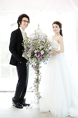 포토 JPG 전신 식물 커플 드레스 여자 남자 꽃 신부 웨딩드레스 포즈 신랑 결혼 장신구 결혼식 넥타이 실내 서기 미소 웃음 사람 동양인 정장 손짓 이벤트 20대 성인 두명 옆모습 장식 귀걸이 화관 한국인 청년만 성인만 국내포토 잡화 옷 뷰포인트 관계 모션 표정 인종 청년 내부 파일형식