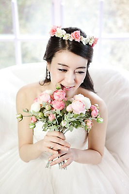 포토 JPG 전신 식물 드레스 옷 여자 기념일 꽃 신부 부케 웨딩드레스 포즈 결혼 장신구 창문 실내 한명 미소 웃음 사람 앉기 동양인 손짓 이벤트 20대 성인 앞모습 귀걸이 화관 한국인 보석 머리장식 여자만 여자한명만 성인여자만 청년만 청년여자만 성인한명만 청년여자한명만 성인여자한명만 성인만 국내포토 1 뷰포인트 꽃다발 모션 표정 인종 청년 내부 장식 광석 파일형식