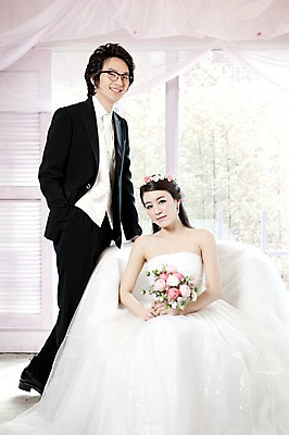 포토 JPG 전신 식물 커플 드레스 여자 남자 꽃 신부 부케 웨딩드레스 포즈 신랑 결혼 장신구 결혼식 넥타이 실내 서기 미소 웃음 사람 앉기 동양인 정장 손짓 이벤트 20대 성인 두명 앞모습 귀걸이 화관 거울 한국인 청년만 성인만 국내포토 잡화 옷 뷰포인트 꽃다발 관계 모션 표정 인종 청년 내부 파일형식