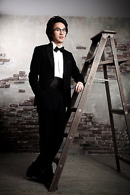 포토 JPG 전신 옷 남자 포즈 신랑 결혼 사다리 나비넥타이 넥타이 실내 한명 서기 사람 동양인 정장 턱시도 손짓 이벤트 20대 성인 앞모습 한국인 남자만 남자한명만 성인남자만 청년만 청년남자만 청년남자한명만 성인한명만 성인남자한명만 성인만 국내포토 1 잡화 뷰포인트 모션 인종 청년 내부 도구 파일형식